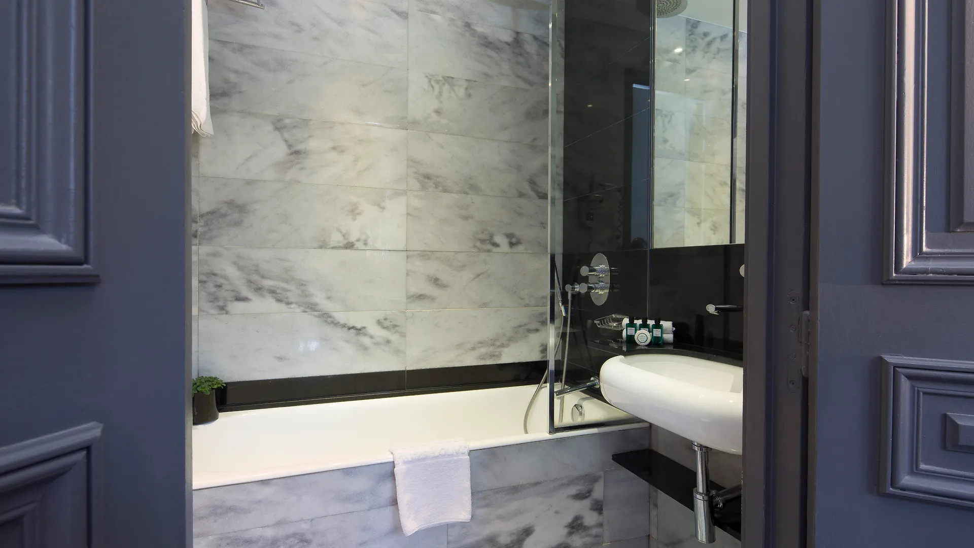 Lumen Louvre Hotel 4*