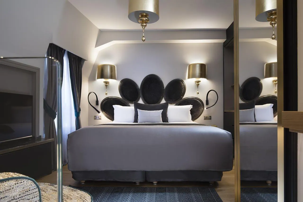 Lumen Louvre Hotel